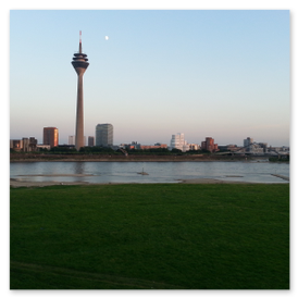 Düsseldorf Blick auf den Rheinturm