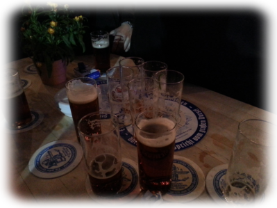 Köbes mit vollem Bierkranz in der Altstadt