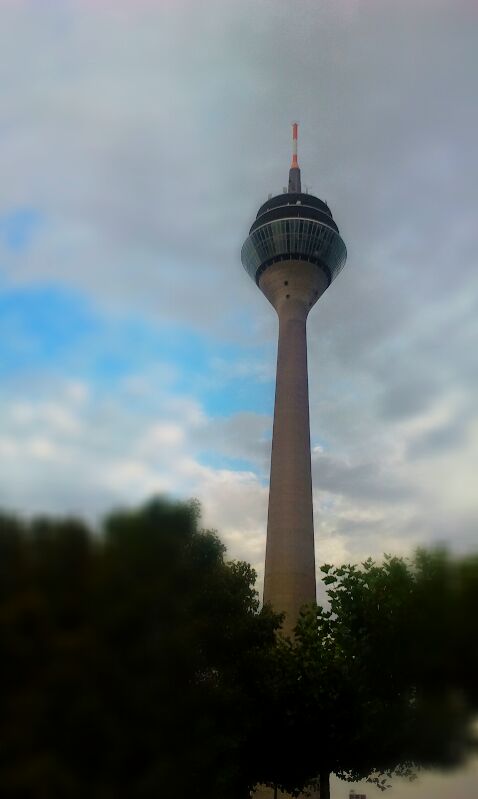 Rheinturm mit Skyline am Rhein