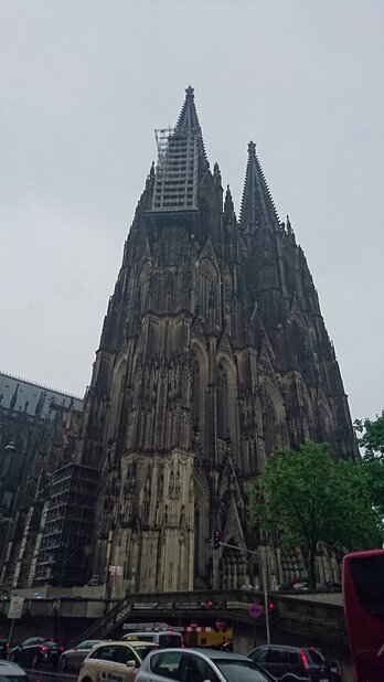 Traditionelles Kölner Brauhaus mit Holz und Gläsern