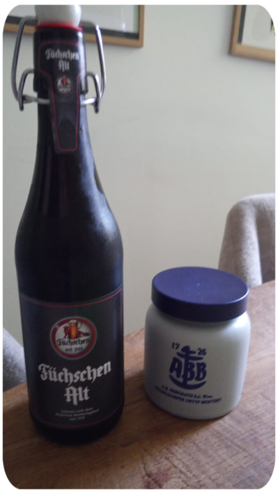 Köbes mit blauem Kittel und Bierkranz