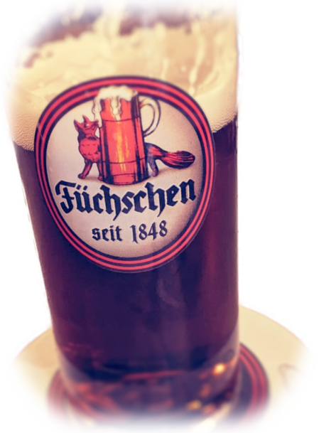 Altbier-Stange auf Bierdeckel, servierbereit