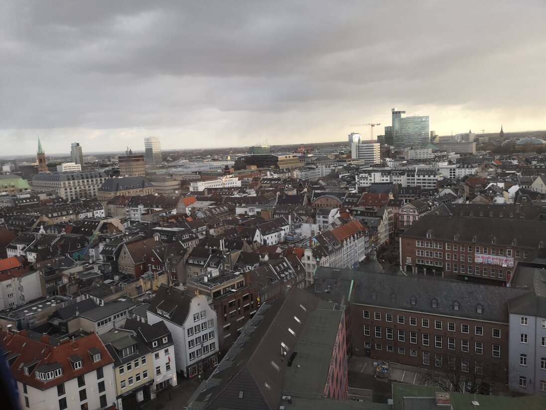 Königsallee mit Stadtgraben und Bäumen