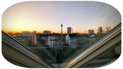 Altstadtgasse mit Leuchtschildern und Menschen