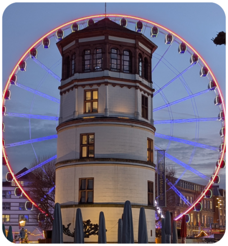 Altbier im typischen Glas vor Düsseldorfer Altstadtkulisse