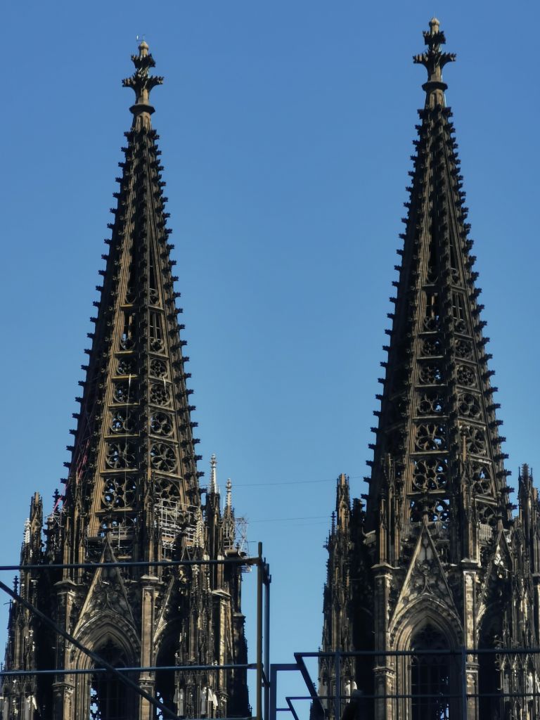 Großer Schankraum mit Kölsch-Gläsern